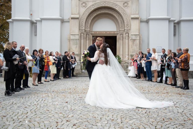 Hochzeitsfotograf Wiener Neustadt, Baden bei Wien & Bad Vöslau Als erfahrener Hochzeitsfotograf in Wiener Neustadt, Baden bei Wien und der Umgebung von Bad Vöslau fange ich die schönsten Momente Ihrer Hochzeit in authentischen und emotionalen Bildern ein. Mit viel Liebe zum Detail halte ich Ihre besonderen Erinnerungen fest. Zusätzlich können Sie im Raum Baden bei Wien und Wiener Neustadt eine Fotobox mieten – für noch mehr Spaß und unvergessliche Augenblicke an Ihrem großen Tag. Vertrauen Sie auf meine Expertise, um Ihre Hochzeit perfekt zu dokumentieren.