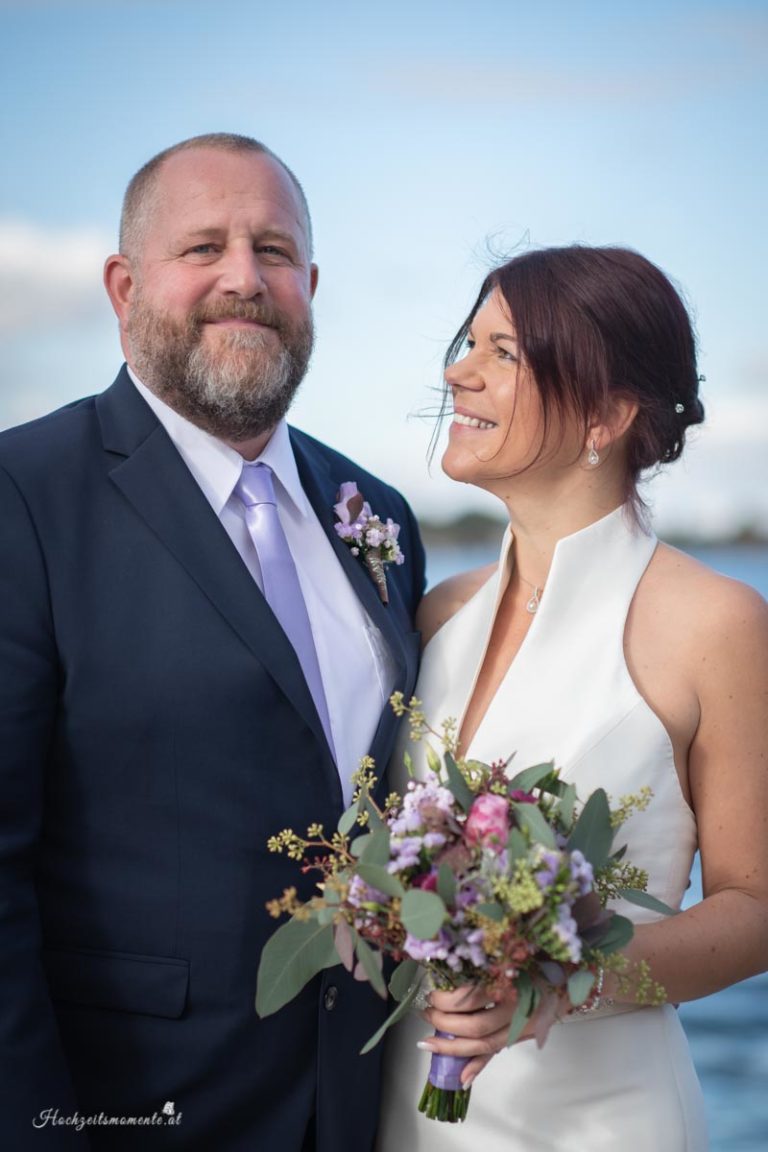 Hochzeitsfotograf im Burgenland, Neufeld & Umgebung Als erfahrener Hochzeitsfotograf in Burgenland, Neufeld, Baden bei Wien sowie im Bezirk Neunkirchen und Wiener Neustadt halte ich die schönsten Momente Ihrer Hochzeit authentisch und mit viel Liebe zum Detail fest. Besonders gerne begleite ich Hochzeiten am Neufeldersee und fange die romantische Atmosphäre dieses einzigartigen Ortes in einzigartigen Bildern ein. Vertrauen Sie auf meine Erfahrung, um Ihre unvergesslichen Erinnerungen in zeitlosen Fotos zu verewigen.