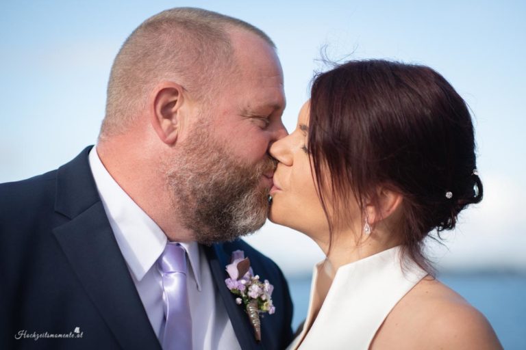Hochzeitsfotograf im Burgenland, Neufeld & Umgebung Als erfahrener Hochzeitsfotograf in Burgenland, Neufeld, Baden bei Wien sowie im Bezirk Neunkirchen und Wiener Neustadt halte ich die schönsten Momente Ihrer Hochzeit authentisch und mit viel Liebe zum Detail fest. Besonders gerne begleite ich Hochzeiten am Neufeldersee und fange die romantische Atmosphäre dieses einzigartigen Ortes in einzigartigen Bildern ein. Vertrauen Sie auf meine Erfahrung, um Ihre unvergesslichen Erinnerungen in zeitlosen Fotos zu verewigen.
