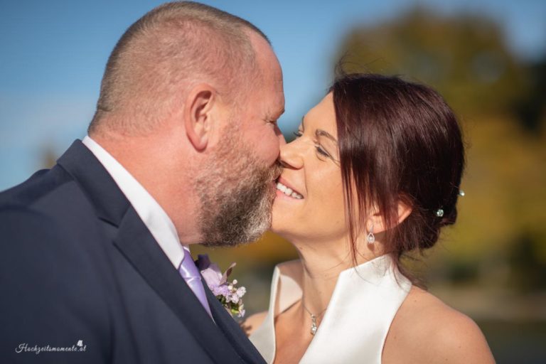 Hochzeitsfotograf im Burgenland, Neufeld & Umgebung Als erfahrener Hochzeitsfotograf in Burgenland, Neufeld, Baden bei Wien sowie im Bezirk Neunkirchen und Wiener Neustadt halte ich die schönsten Momente Ihrer Hochzeit authentisch und mit viel Liebe zum Detail fest. Besonders gerne begleite ich Hochzeiten am Neufeldersee und fange die romantische Atmosphäre dieses einzigartigen Ortes in einzigartigen Bildern ein. Vertrauen Sie auf meine Erfahrung, um Ihre unvergesslichen Erinnerungen in zeitlosen Fotos zu verewigen.