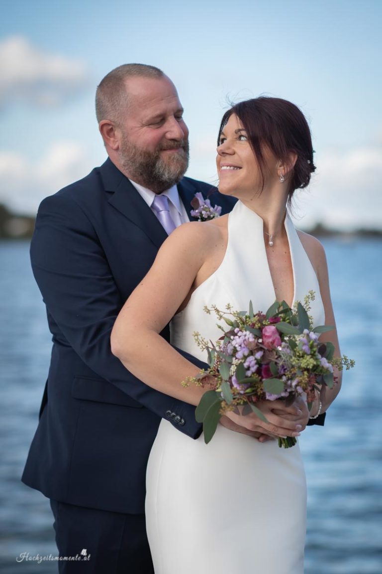 Hochzeitsfotograf im Burgenland, Neufeld & Umgebung Als erfahrener Hochzeitsfotograf in Burgenland, Neufeld, Baden bei Wien sowie im Bezirk Neunkirchen und Wiener Neustadt halte ich die schönsten Momente Ihrer Hochzeit authentisch und mit viel Liebe zum Detail fest. Besonders gerne begleite ich Hochzeiten am Neufeldersee und fange die romantische Atmosphäre dieses einzigartigen Ortes in einzigartigen Bildern ein. Vertrauen Sie auf meine Erfahrung, um Ihre unvergesslichen Erinnerungen in zeitlosen Fotos zu verewigen.