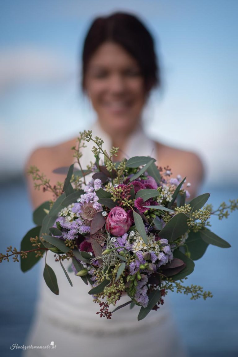 Hochzeitsfotograf im Burgenland, Neufeld & Umgebung Als erfahrener Hochzeitsfotograf in Burgenland, Neufeld, Baden bei Wien sowie im Bezirk Neunkirchen und Wiener Neustadt halte ich die schönsten Momente Ihrer Hochzeit authentisch und mit viel Liebe zum Detail fest. Besonders gerne begleite ich Hochzeiten am Neufeldersee und fange die romantische Atmosphäre dieses einzigartigen Ortes in einzigartigen Bildern ein. Vertrauen Sie auf meine Erfahrung, um Ihre unvergesslichen Erinnerungen in zeitlosen Fotos zu verewigen.