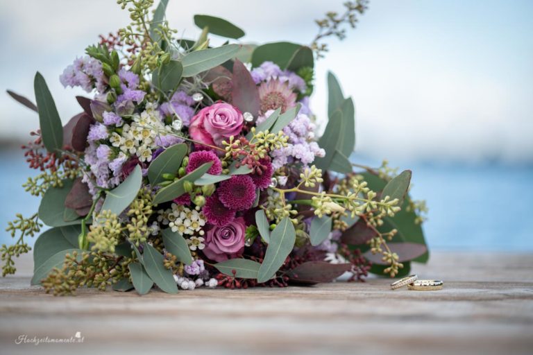 Hochzeitsfotograf im Burgenland, Neufeld & Umgebung Als erfahrener Hochzeitsfotograf in Burgenland, Neufeld, Baden bei Wien sowie im Bezirk Neunkirchen und Wiener Neustadt halte ich die schönsten Momente Ihrer Hochzeit authentisch und mit viel Liebe zum Detail fest. Besonders gerne begleite ich Hochzeiten am Neufeldersee und fange die romantische Atmosphäre dieses einzigartigen Ortes in einzigartigen Bildern ein. Vertrauen Sie auf meine Erfahrung, um Ihre unvergesslichen Erinnerungen in zeitlosen Fotos zu verewigen.