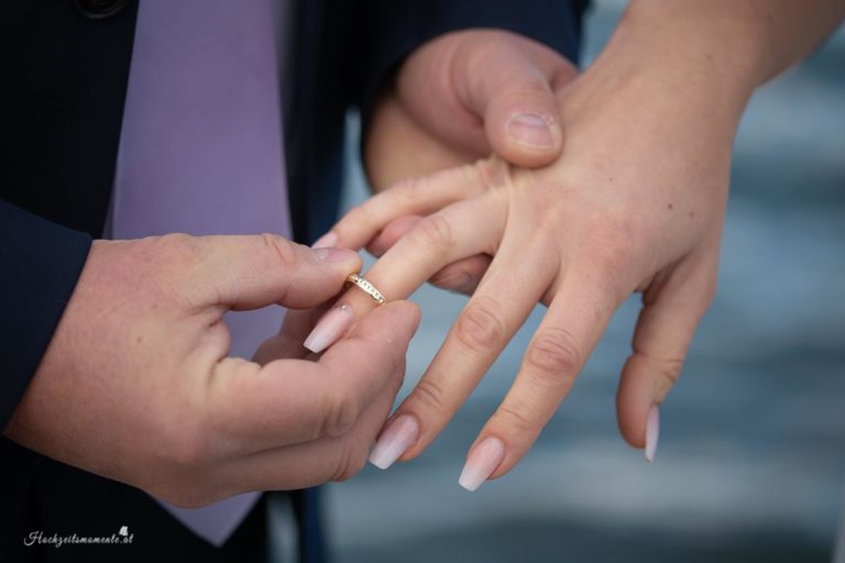 Hochzeitsfotograf im Burgenland, Neufeld & Umgebung Als erfahrener Hochzeitsfotograf in Burgenland, Neufeld, Baden bei Wien sowie im Bezirk Neunkirchen und Wiener Neustadt halte ich die schönsten Momente Ihrer Hochzeit authentisch und mit viel Liebe zum Detail fest. Besonders gerne begleite ich Hochzeiten am Neufeldersee und fange die romantische Atmosphäre dieses einzigartigen Ortes in einzigartigen Bildern ein. Vertrauen Sie auf meine Erfahrung, um Ihre unvergesslichen Erinnerungen in zeitlosen Fotos zu verewigen.