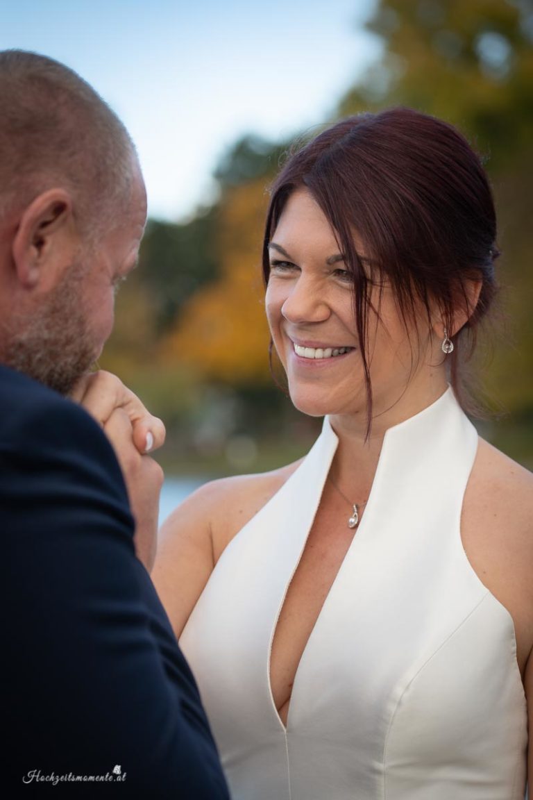 Hochzeitsfotograf im Burgenland, Neufeld & Umgebung Als erfahrener Hochzeitsfotograf in Burgenland, Neufeld, Baden bei Wien sowie im Bezirk Neunkirchen und Wiener Neustadt halte ich die schönsten Momente Ihrer Hochzeit authentisch und mit viel Liebe zum Detail fest. Besonders gerne begleite ich Hochzeiten am Neufeldersee und fange die romantische Atmosphäre dieses einzigartigen Ortes in einzigartigen Bildern ein. Vertrauen Sie auf meine Erfahrung, um Ihre unvergesslichen Erinnerungen in zeitlosen Fotos zu verewigen.
