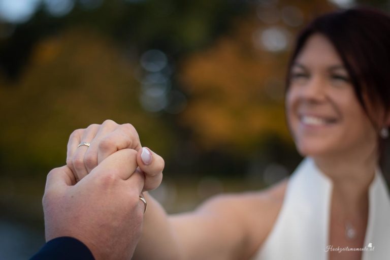 Hochzeitsfotograf im Burgenland, Neufeld & Umgebung Als erfahrener Hochzeitsfotograf in Burgenland, Neufeld, Baden bei Wien sowie im Bezirk Neunkirchen und Wiener Neustadt halte ich die schönsten Momente Ihrer Hochzeit authentisch und mit viel Liebe zum Detail fest. Besonders gerne begleite ich Hochzeiten am Neufeldersee und fange die romantische Atmosphäre dieses einzigartigen Ortes in einzigartigen Bildern ein. Vertrauen Sie auf meine Erfahrung, um Ihre unvergesslichen Erinnerungen in zeitlosen Fotos zu verewigen.