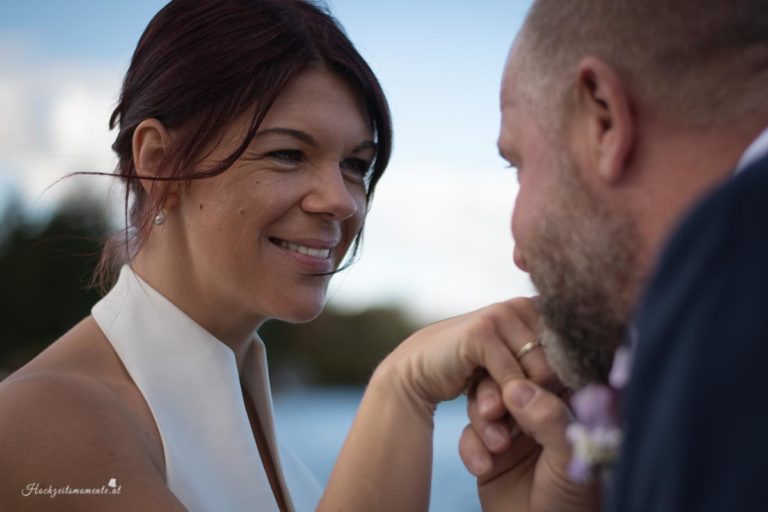 Hochzeitsfotograf im Burgenland, Neufeld & Umgebung Als erfahrener Hochzeitsfotograf in Burgenland, Neufeld, Baden bei Wien sowie im Bezirk Neunkirchen und Wiener Neustadt halte ich die schönsten Momente Ihrer Hochzeit authentisch und mit viel Liebe zum Detail fest. Besonders gerne begleite ich Hochzeiten am Neufeldersee und fange die romantische Atmosphäre dieses einzigartigen Ortes in einzigartigen Bildern ein. Vertrauen Sie auf meine Erfahrung, um Ihre unvergesslichen Erinnerungen in zeitlosen Fotos zu verewigen.
