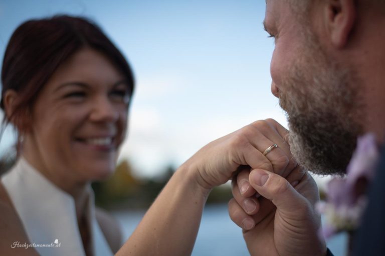 Hochzeitsfotograf im Burgenland, Neufeld & Umgebung Als erfahrener Hochzeitsfotograf in Burgenland, Neufeld, Baden bei Wien sowie im Bezirk Neunkirchen und Wiener Neustadt halte ich die schönsten Momente Ihrer Hochzeit authentisch und mit viel Liebe zum Detail fest. Besonders gerne begleite ich Hochzeiten am Neufeldersee und fange die romantische Atmosphäre dieses einzigartigen Ortes in einzigartigen Bildern ein. Vertrauen Sie auf meine Erfahrung, um Ihre unvergesslichen Erinnerungen in zeitlosen Fotos zu verewigen.