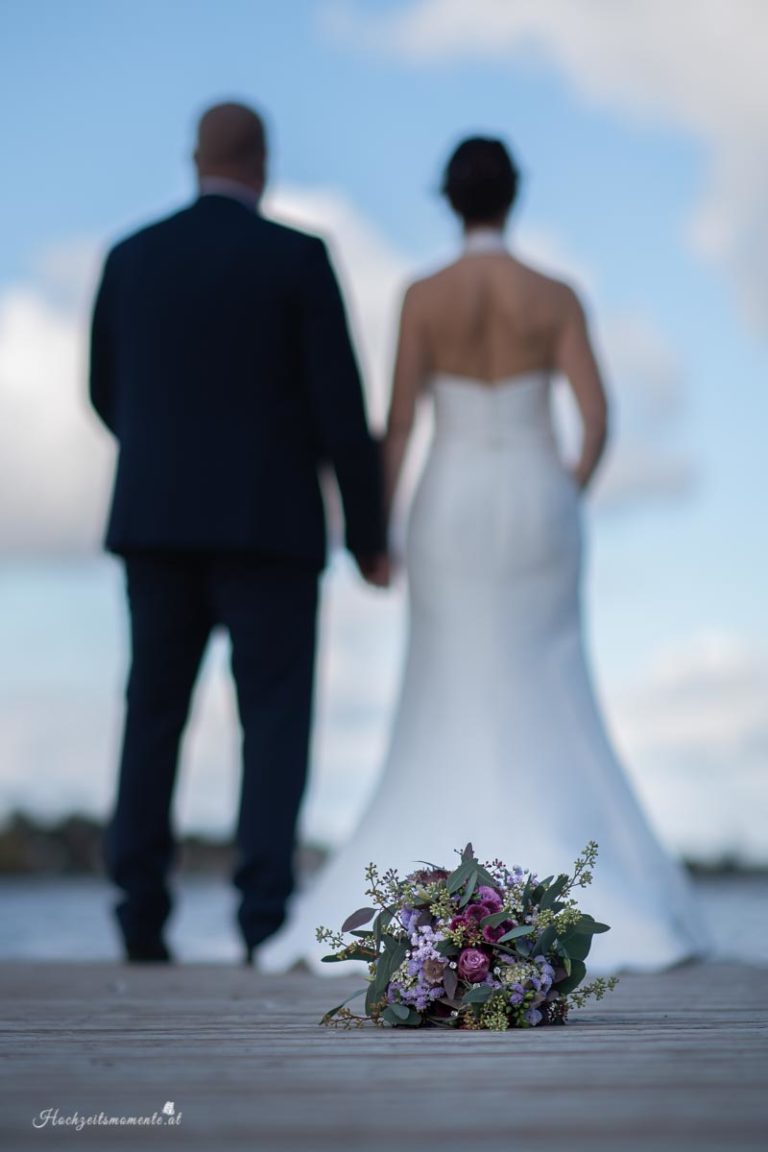 Hochzeitsfotograf im Burgenland, Neufeld & Umgebung Als erfahrener Hochzeitsfotograf in Burgenland, Neufeld, Baden bei Wien sowie im Bezirk Neunkirchen und Wiener Neustadt halte ich die schönsten Momente Ihrer Hochzeit authentisch und mit viel Liebe zum Detail fest. Besonders gerne begleite ich Hochzeiten am Neufeldersee und fange die romantische Atmosphäre dieses einzigartigen Ortes in einzigartigen Bildern ein. Vertrauen Sie auf meine Erfahrung, um Ihre unvergesslichen Erinnerungen in zeitlosen Fotos zu verewigen.