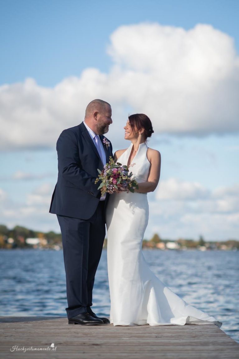 Hochzeitsfotograf im Burgenland, Neufeld & Umgebung Als erfahrener Hochzeitsfotograf in Burgenland, Neufeld, Baden bei Wien sowie im Bezirk Neunkirchen und Wiener Neustadt halte ich die schönsten Momente Ihrer Hochzeit authentisch und mit viel Liebe zum Detail fest. Besonders gerne begleite ich Hochzeiten am Neufeldersee und fange die romantische Atmosphäre dieses einzigartigen Ortes in einzigartigen Bildern ein. Vertrauen Sie auf meine Erfahrung, um Ihre unvergesslichen Erinnerungen in zeitlosen Fotos zu verewigen.
