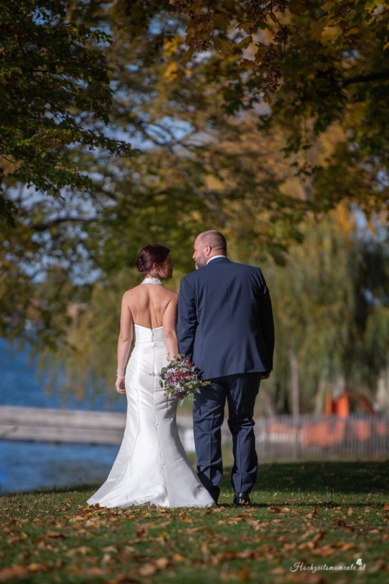 Hochzeitsfotograf im Burgenland, Neufeld & Umgebung Als erfahrener Hochzeitsfotograf in Burgenland, Neufeld, Baden bei Wien sowie im Bezirk Neunkirchen und Wiener Neustadt halte ich die schönsten Momente Ihrer Hochzeit authentisch und mit viel Liebe zum Detail fest. Besonders gerne begleite ich Hochzeiten am Neufeldersee und fange die romantische Atmosphäre dieses einzigartigen Ortes in einzigartigen Bildern ein. Vertrauen Sie auf meine Erfahrung, um Ihre unvergesslichen Erinnerungen in zeitlosen Fotos zu verewigen.