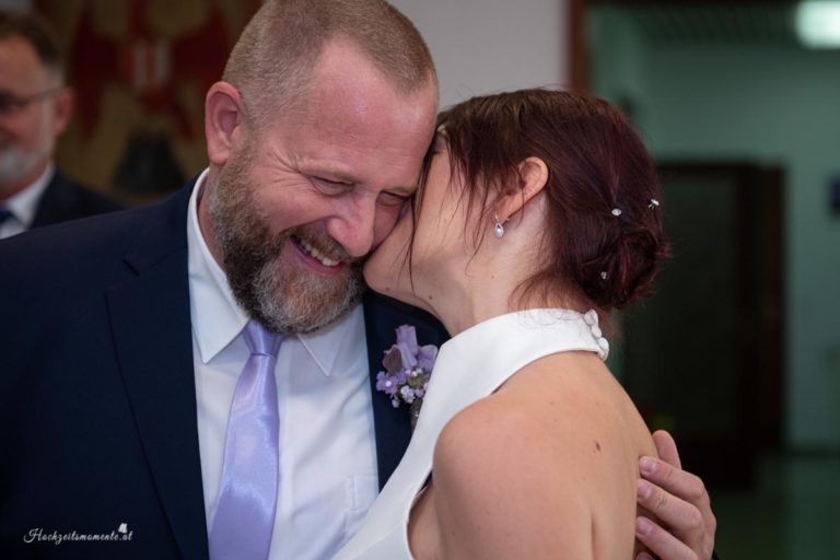 Hochzeitsfotograf im Burgenland, Neufeld & Umgebung Als erfahrener Hochzeitsfotograf in Burgenland, Neufeld, Baden bei Wien sowie im Bezirk Neunkirchen und Wiener Neustadt halte ich die schönsten Momente Ihrer Hochzeit authentisch und mit viel Liebe zum Detail fest. Besonders gerne begleite ich Hochzeiten am Neufeldersee und fange die romantische Atmosphäre dieses einzigartigen Ortes in einzigartigen Bildern ein. Vertrauen Sie auf meine Erfahrung, um Ihre unvergesslichen Erinnerungen in zeitlosen Fotos zu verewigen.