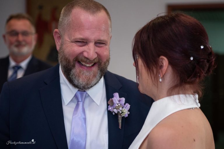 Hochzeitsfotograf im Burgenland, Neufeld & Umgebung Als erfahrener Hochzeitsfotograf in Burgenland, Neufeld, Baden bei Wien sowie im Bezirk Neunkirchen und Wiener Neustadt halte ich die schönsten Momente Ihrer Hochzeit authentisch und mit viel Liebe zum Detail fest. Besonders gerne begleite ich Hochzeiten am Neufeldersee und fange die romantische Atmosphäre dieses einzigartigen Ortes in einzigartigen Bildern ein. Vertrauen Sie auf meine Erfahrung, um Ihre unvergesslichen Erinnerungen in zeitlosen Fotos zu verewigen.