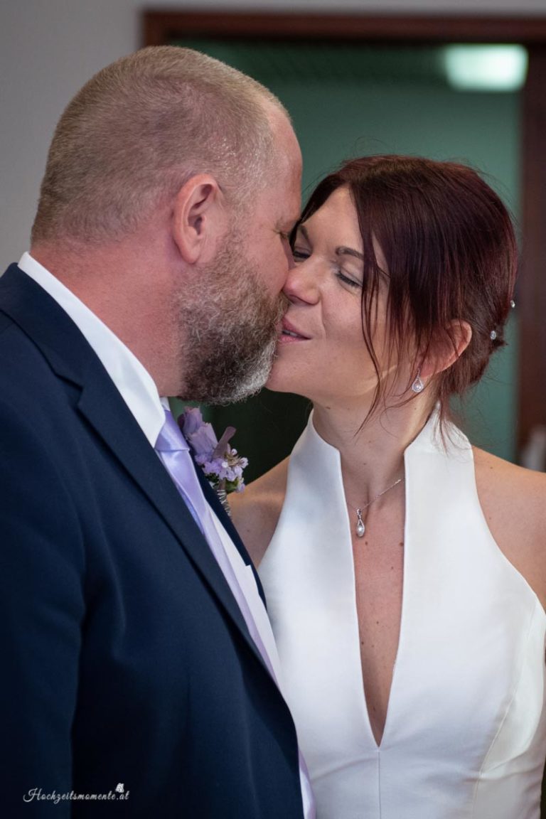 Hochzeitsfotograf im Burgenland, Neufeld & Umgebung Als erfahrener Hochzeitsfotograf in Burgenland, Neufeld, Baden bei Wien sowie im Bezirk Neunkirchen und Wiener Neustadt halte ich die schönsten Momente Ihrer Hochzeit authentisch und mit viel Liebe zum Detail fest. Besonders gerne begleite ich Hochzeiten am Neufeldersee und fange die romantische Atmosphäre dieses einzigartigen Ortes in einzigartigen Bildern ein. Vertrauen Sie auf meine Erfahrung, um Ihre unvergesslichen Erinnerungen in zeitlosen Fotos zu verewigen.