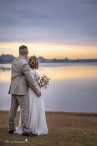 Hochzeitsfotograf im Burgenland, Eisenstadt & Umgebung Ich bin Ihr Hochzeitsfotograf für das Burgenland, Eisenstadt, Baden bei Wien sowie den Bezirk Neunkirchen und Wiener Neustadt. Mit viel Erfahrung und Liebe zum Detail halte ich die schönsten Momente Ihrer Hochzeit in authentischen und emotionalen Fotos fest. Vertrauen Sie auf meine Expertise, um Ihre unvergesslichen Erinnerungen in einzigartigen Bildern zu verewigen – ganz nach Ihren Vorstellungen.