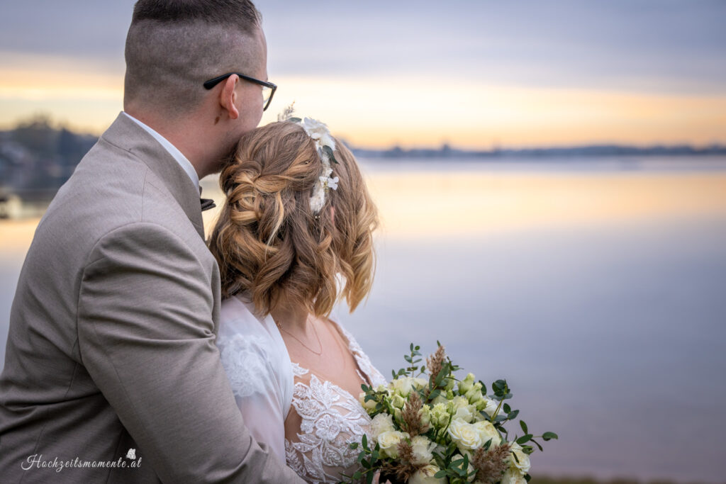 Hochzeitsfotograf im Burgenland, Eisenstadt & Umgebung Ich bin Ihr Hochzeitsfotograf für das Burgenland, Eisenstadt, Baden bei Wien sowie den Bezirk Neunkirchen und Wiener Neustadt. Mit viel Erfahrung und Liebe zum Detail halte ich die schönsten Momente Ihrer Hochzeit in authentischen und emotionalen Fotos fest. Vertrauen Sie auf meine Expertise, um Ihre unvergesslichen Erinnerungen in einzigartigen Bildern zu verewigen – ganz nach Ihren Vorstellungen. Hochzeitsfotograf Neufeldersee Neufeld