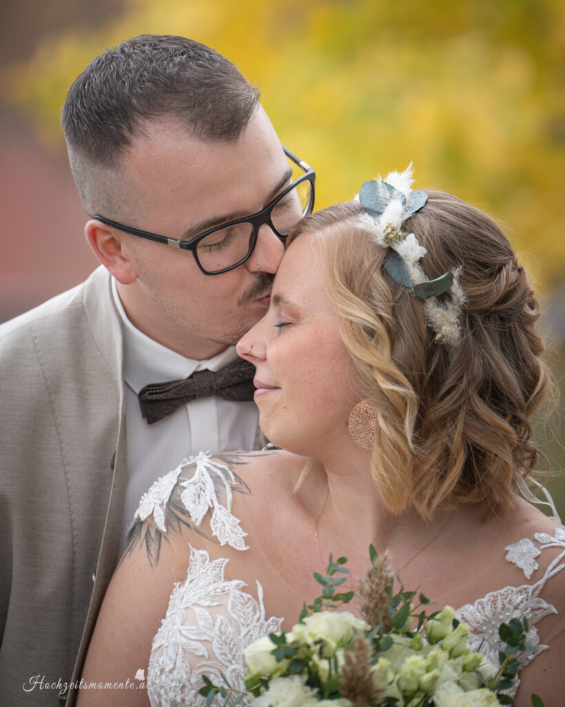 Hochzeitsfotograf im Burgenland, Eisenstadt & Umgebung Ich bin Ihr Hochzeitsfotograf für das Burgenland, Eisenstadt, Baden bei Wien sowie den Bezirk Neunkirchen und Wiener Neustadt. Mit viel Erfahrung und Liebe zum Detail halte ich die schönsten Momente Ihrer Hochzeit in authentischen und emotionalen Fotos fest. Vertrauen Sie auf meine Expertise, um Ihre unvergesslichen Erinnerungen in einzigartigen Bildern zu verewigen – ganz nach Ihren Vorstellungen. Hochzeitsfotos Herbst, hochzeitsfotografin Wiener Nestadt, Baden, Sollenau