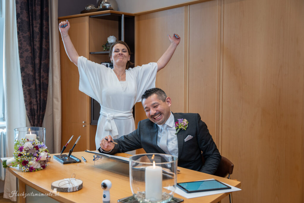 Hochzeitsfotograf Wiener Neustadt, Baden bei Wien & Leobersdorf Ich bin Ihr Hochzeitsfotograf in Wiener Neustadt, Baden bei Wien und der Umgebung von Leobersdorf. Mit viel Erfahrung und Liebe zum Detail halte ich die besonderen Momente Ihrer Hochzeit in authentischen Fotos fest. Zusätzlich können Sie im Raum Baden bei Wien, Leobersdorf und Wiener Neustadt eine Fotobox oder Selfiebox mieten – für noch mehr Spaß und unvergessliche Erinnerungen. Vertrauen Sie auf meine Expertise, um Ihre Hochzeit perfekt festzuhalten. Hochzeit Standesamt Leobersdorf