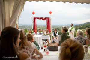 Hochzeitsfotograf Mödling, Baden bei Wien & Umgebung Als erfahrener Hochzeitsfotograf in Mödling, Baden bei Wien und Umgebung fange ich die schönsten Momente Ihres großen Tages in authentischen, emotionalen Bildern ein. Mit viel Liebe zum Detail und einem sicheren Auge für besondere Augenblicke, halte ich die unvergesslichen Erinnerungen an Ihre Hochzeit fest – ganz nach Ihren Wünschen und mit viel Herz. Vertrauen Sie auf meine jahrelange Erfahrung und lassen Sie sich von meinen Hochzeitsfotos verzaubern!