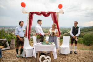 Hochzeitsfotograf Mödling, Baden bei Wien & Umgebung Als erfahrener Hochzeitsfotograf in Mödling, Baden bei Wien und Umgebung fange ich die schönsten Momente Ihres großen Tages in authentischen, emotionalen Bildern ein. Mit viel Liebe zum Detail und einem sicheren Auge für besondere Augenblicke, halte ich die unvergesslichen Erinnerungen an Ihre Hochzeit fest – ganz nach Ihren Wünschen und mit viel Herz. Vertrauen Sie auf meine jahrelange Erfahrung und lassen Sie sich von meinen Hochzeitsfotos verzaubern!