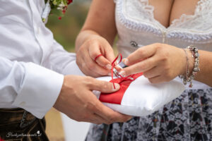 Hochzeitsfotograf Mödling, Baden bei Wien & Umgebung Als erfahrener Hochzeitsfotograf in Mödling, Baden bei Wien und Umgebung fange ich die schönsten Momente Ihres großen Tages in authentischen, emotionalen Bildern ein. Mit viel Liebe zum Detail und einem sicheren Auge für besondere Augenblicke, halte ich die unvergesslichen Erinnerungen an Ihre Hochzeit fest – ganz nach Ihren Wünschen und mit viel Herz. Vertrauen Sie auf meine jahrelange Erfahrung und lassen Sie sich von meinen Hochzeitsfotos verzaubern!