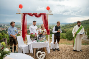 Hochzeitsfotograf Mödling, Baden bei Wien & Umgebung Als erfahrener Hochzeitsfotograf in Mödling, Baden bei Wien und Umgebung fange ich die schönsten Momente Ihres großen Tages in authentischen, emotionalen Bildern ein. Mit viel Liebe zum Detail und einem sicheren Auge für besondere Augenblicke, halte ich die unvergesslichen Erinnerungen an Ihre Hochzeit fest – ganz nach Ihren Wünschen und mit viel Herz. Vertrauen Sie auf meine jahrelange Erfahrung und lassen Sie sich von meinen Hochzeitsfotos verzaubern!