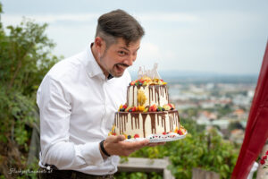 Hochzeitsfotograf Mödling, Baden bei Wien & Umgebung Als erfahrener Hochzeitsfotograf in Mödling, Baden bei Wien und Umgebung fange ich die schönsten Momente Ihres großen Tages in authentischen, emotionalen Bildern ein. Mit viel Liebe zum Detail und einem sicheren Auge für besondere Augenblicke, halte ich die unvergesslichen Erinnerungen an Ihre Hochzeit fest – ganz nach Ihren Wünschen und mit viel Herz. Vertrauen Sie auf meine jahrelange Erfahrung und lassen Sie sich von meinen Hochzeitsfotos verzaubern!