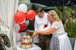 Hochzeitsfotograf Mödling, Baden bei Wien & Umgebung Als erfahrener Hochzeitsfotograf in Mödling, Baden bei Wien und Umgebung fange ich die schönsten Momente Ihres großen Tages in authentischen, emotionalen Bildern ein. Mit viel Liebe zum Detail und einem sicheren Auge für besondere Augenblicke, halte ich die unvergesslichen Erinnerungen an Ihre Hochzeit fest – ganz nach Ihren Wünschen und mit viel Herz. Vertrauen Sie auf meine jahrelange Erfahrung und lassen Sie sich von meinen Hochzeitsfotos verzaubern!