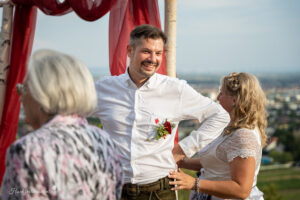 Hochzeitsfotograf Mödling, Baden bei Wien & Umgebung Als erfahrener Hochzeitsfotograf in Mödling, Baden bei Wien und Umgebung fange ich die schönsten Momente Ihres großen Tages in authentischen, emotionalen Bildern ein. Mit viel Liebe zum Detail und einem sicheren Auge für besondere Augenblicke, halte ich die unvergesslichen Erinnerungen an Ihre Hochzeit fest – ganz nach Ihren Wünschen und mit viel Herz. Vertrauen Sie auf meine jahrelange Erfahrung und lassen Sie sich von meinen Hochzeitsfotos verzaubern!