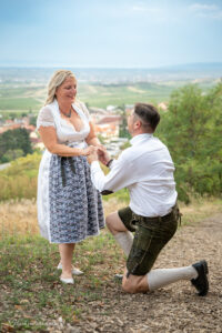 Hochzeitsfotograf Mödling, Baden bei Wien & Umgebung Als erfahrener Hochzeitsfotograf in Mödling, Baden bei Wien und Umgebung fange ich die schönsten Momente Ihres großen Tages in authentischen, emotionalen Bildern ein. Mit viel Liebe zum Detail und einem sicheren Auge für besondere Augenblicke, halte ich die unvergesslichen Erinnerungen an Ihre Hochzeit fest – ganz nach Ihren Wünschen und mit viel Herz. Vertrauen Sie auf meine jahrelange Erfahrung und lassen Sie sich von meinen Hochzeitsfotos verzaubern!
