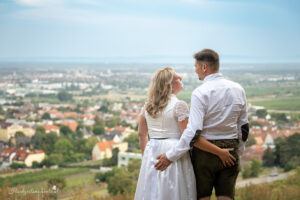 Hochzeitsfotograf Mödling, Baden bei Wien & Umgebung Als erfahrener Hochzeitsfotograf in Mödling, Baden bei Wien und Umgebung fange ich die schönsten Momente Ihres großen Tages in authentischen, emotionalen Bildern ein. Mit viel Liebe zum Detail und einem sicheren Auge für besondere Augenblicke, halte ich die unvergesslichen Erinnerungen an Ihre Hochzeit fest – ganz nach Ihren Wünschen und mit viel Herz. Vertrauen Sie auf meine jahrelange Erfahrung und lassen Sie sich von meinen Hochzeitsfotos verzaubern!