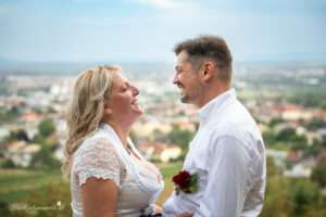 Hochzeitsfotograf Mödling, Baden bei Wien & Umgebung Als erfahrener Hochzeitsfotograf in Mödling, Baden bei Wien und Umgebung fange ich die schönsten Momente Ihres großen Tages in authentischen, emotionalen Bildern ein. Mit viel Liebe zum Detail und einem sicheren Auge für besondere Augenblicke, halte ich die unvergesslichen Erinnerungen an Ihre Hochzeit fest – ganz nach Ihren Wünschen und mit viel Herz. Vertrauen Sie auf meine jahrelange Erfahrung und lassen Sie sich von meinen Hochzeitsfotos verzaubern!