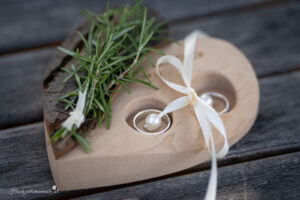Hochzeitsfotograf Wiener Neustadt, Hochzeitsfotograf Baden bei Wien, Hochzeitsfotograf Wien, Gasthaus Ziegelwerk, Wimpassing an der Leitha Hochzeitsfotograf im Burgenland, Eisenstadt & Umgebung Ich bin Ihr Hochzeitsfotograf für das Burgenland, Eisenstadt, Baden bei Wien sowie den Bezirk Neunkirchen und Wiener Neustadt. Mit viel Erfahrung und Liebe zum Detail halte ich die schönsten Momente Ihrer Hochzeit in authentischen und emotionalen Fotos fest. Vertrauen Sie auf meine Expertise, um Ihre unvergesslichen Erinnerungen in einzigartigen Bildern zu verewigen – ganz nach Ihren Vorstellungen.