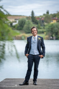 Hochzeitsfotograf Wiener Neustadt, Hochzeitsfotograf Baden bei Wien, Hochzeitsfotograf Wien, Gasthaus Ziegelwerk, Wimpassing an der Leitha Hochzeitsfotograf im Burgenland, Eisenstadt & Umgebung Ich bin Ihr Hochzeitsfotograf für das Burgenland, Eisenstadt, Baden bei Wien sowie den Bezirk Neunkirchen und Wiener Neustadt. Mit viel Erfahrung und Liebe zum Detail halte ich die schönsten Momente Ihrer Hochzeit in authentischen und emotionalen Fotos fest. Vertrauen Sie auf meine Expertise, um Ihre unvergesslichen Erinnerungen in einzigartigen Bildern zu verewigen – ganz nach Ihren Vorstellungen.