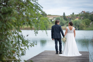 Hochzeitsfotograf Wiener Neustadt, Hochzeitsfotograf Baden bei Wien, Hochzeitsfotograf Wien, Gasthaus Ziegelwerk, Wimpassing an der Leitha Hochzeitsfotograf im Burgenland, Eisenstadt & Umgebung Ich bin Ihr Hochzeitsfotograf für das Burgenland, Eisenstadt, Baden bei Wien sowie den Bezirk Neunkirchen und Wiener Neustadt. Mit viel Erfahrung und Liebe zum Detail halte ich die schönsten Momente Ihrer Hochzeit in authentischen und emotionalen Fotos fest. Vertrauen Sie auf meine Expertise, um Ihre unvergesslichen Erinnerungen in einzigartigen Bildern zu verewigen – ganz nach Ihren Vorstellungen.