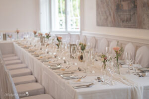 Hochzeit Schloss Schönau, Hochzeitsfotograf Wiener Neustadt, Baden bei Wien & Umgebung Ich bin Ihr Hochzeitsfotograf in Wiener Neustadt, Baden bei Wien und der Umgebung. Mit viel Erfahrung und Liebe zum Detail halte ich die schönsten Momente Ihrer Hochzeit in authentischen, emotionalen Fotos fest. Zusätzlich können Sie im Raum Wiener Neustadt, Baden bei Wien und Umgebung eine Fotobox für Ihre Feier mieten – für noch mehr Spaß und unvergessliche Erinnerungen. Vertrauen Sie auf meine Expertise, um Ihre Hochzeitsbilder perfekt in Szene zu setzen.