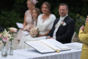 Hochzeitsfotograf Wiener Neustadt, Baden bei Wien & Umgebung Ich bin Ihr Hochzeitsfotograf in Wiener Neustadt, Baden bei Wien und der Umgebung. Mit viel Erfahrung und Liebe zum Detail halte ich die schönsten Momente Ihrer Hochzeit in authentischen, emotionalen Fotos fest. Zusätzlich können Sie im Raum Wiener Neustadt, Baden bei Wien und Umgebung eine Fotobox für Ihre Feier mieten – für noch mehr Spaß und unvergessliche Erinnerungen. Vertrauen Sie auf meine Expertise, um Ihre Hochzeitsbilder perfekt in Szene zu setzen.
