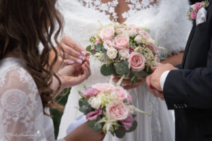 Hochzeitsfotograf Wiener Neustadt, Baden bei Wien & Umgebung Ich bin Ihr Hochzeitsfotograf in Wiener Neustadt, Baden bei Wien und der Umgebung. Mit viel Erfahrung und Liebe zum Detail halte ich die schönsten Momente Ihrer Hochzeit in authentischen, emotionalen Fotos fest. Zusätzlich können Sie im Raum Wiener Neustadt, Baden bei Wien und Umgebung eine Fotobox für Ihre Feier mieten – für noch mehr Spaß und unvergessliche Erinnerungen. Vertrauen Sie auf meine Expertise, um Ihre Hochzeitsbilder perfekt in Szene zu setzen.