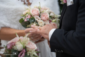 Hochzeitsfotograf Wiener Neustadt, Baden bei Wien & Umgebung Ich bin Ihr Hochzeitsfotograf in Wiener Neustadt, Baden bei Wien und der Umgebung. Mit viel Erfahrung und Liebe zum Detail halte ich die schönsten Momente Ihrer Hochzeit in authentischen, emotionalen Fotos fest. Zusätzlich können Sie im Raum Wiener Neustadt, Baden bei Wien und Umgebung eine Fotobox für Ihre Feier mieten – für noch mehr Spaß und unvergessliche Erinnerungen. Vertrauen Sie auf meine Expertise, um Ihre Hochzeitsbilder perfekt in Szene zu setzen.