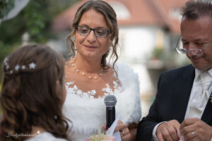 Hochzeitsfotograf Wiener Neustadt, Baden bei Wien & Umgebung Ich bin Ihr Hochzeitsfotograf in Wiener Neustadt, Baden bei Wien und der Umgebung. Mit viel Erfahrung und Liebe zum Detail halte ich die schönsten Momente Ihrer Hochzeit in authentischen, emotionalen Fotos fest. Zusätzlich können Sie im Raum Wiener Neustadt, Baden bei Wien und Umgebung eine Fotobox für Ihre Feier mieten – für noch mehr Spaß und unvergessliche Erinnerungen. Vertrauen Sie auf meine Expertise, um Ihre Hochzeitsbilder perfekt in Szene zu setzen.