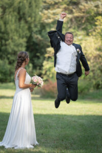 Hochzeitsfotograf Wiener Neustadt, Baden bei Wien & Umgebung Ich bin Ihr Hochzeitsfotograf in Wiener Neustadt, Baden bei Wien und der Umgebung. Mit viel Erfahrung und Liebe zum Detail halte ich die schönsten Momente Ihrer Hochzeit in authentischen, emotionalen Fotos fest. Zusätzlich können Sie im Raum Wiener Neustadt, Baden bei Wien und Umgebung eine Fotobox für Ihre Feier mieten – für noch mehr Spaß und unvergessliche Erinnerungen. Vertrauen Sie auf meine Expertise, um Ihre Hochzeitsbilder perfekt in Szene zu setzen.