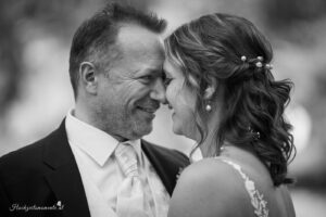Hochzeitsfotograf Wiener Neustadt, Baden bei Wien & Umgebung Ich bin Ihr Hochzeitsfotograf in Wiener Neustadt, Baden bei Wien und der Umgebung. Mit viel Erfahrung und Liebe zum Detail halte ich die schönsten Momente Ihrer Hochzeit in authentischen, emotionalen Fotos fest. Zusätzlich können Sie im Raum Wiener Neustadt, Baden bei Wien und Umgebung eine Fotobox für Ihre Feier mieten – für noch mehr Spaß und unvergessliche Erinnerungen. Vertrauen Sie auf meine Expertise, um Ihre Hochzeitsbilder perfekt in Szene zu setzen.