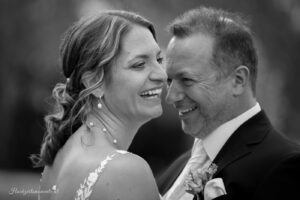 Hochzeitsfotograf Wiener Neustadt, Baden bei Wien & Umgebung Ich bin Ihr Hochzeitsfotograf in Wiener Neustadt, Baden bei Wien und der Umgebung. Mit viel Erfahrung und Liebe zum Detail halte ich die schönsten Momente Ihrer Hochzeit in authentischen, emotionalen Fotos fest. Zusätzlich können Sie im Raum Wiener Neustadt, Baden bei Wien und Umgebung eine Fotobox für Ihre Feier mieten – für noch mehr Spaß und unvergessliche Erinnerungen. Vertrauen Sie auf meine Expertise, um Ihre Hochzeitsbilder perfekt in Szene zu setzen.