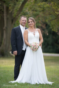 Hochzeitsfotograf Wiener Neustadt, Baden bei Wien & Umgebung Ich bin Ihr Hochzeitsfotograf in Wiener Neustadt, Baden bei Wien und der Umgebung. Mit viel Erfahrung und Liebe zum Detail halte ich die schönsten Momente Ihrer Hochzeit in authentischen, emotionalen Fotos fest. Zusätzlich können Sie im Raum Wiener Neustadt, Baden bei Wien und Umgebung eine Fotobox für Ihre Feier mieten – für noch mehr Spaß und unvergessliche Erinnerungen. Vertrauen Sie auf meine Expertise, um Ihre Hochzeitsbilder perfekt in Szene zu setzen.