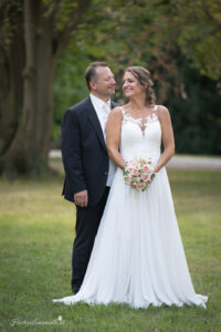 Hochzeitsfotograf Wiener Neustadt, Baden bei Wien & Umgebung Ich bin Ihr Hochzeitsfotograf in Wiener Neustadt, Baden bei Wien und der Umgebung. Mit viel Erfahrung und Liebe zum Detail halte ich die schönsten Momente Ihrer Hochzeit in authentischen, emotionalen Fotos fest. Zusätzlich können Sie im Raum Wiener Neustadt, Baden bei Wien und Umgebung eine Fotobox für Ihre Feier mieten – für noch mehr Spaß und unvergessliche Erinnerungen. Vertrauen Sie auf meine Expertise, um Ihre Hochzeitsbilder perfekt in Szene zu setzen.
