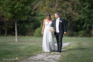 Hochzeitsfotograf Wiener Neustadt, Baden bei Wien & Umgebung Ich bin Ihr Hochzeitsfotograf in Wiener Neustadt, Baden bei Wien und der Umgebung. Mit viel Erfahrung und Liebe zum Detail halte ich die schönsten Momente Ihrer Hochzeit in authentischen, emotionalen Fotos fest. Zusätzlich können Sie im Raum Wiener Neustadt, Baden bei Wien und Umgebung eine Fotobox für Ihre Feier mieten – für noch mehr Spaß und unvergessliche Erinnerungen. Vertrauen Sie auf meine Expertise, um Ihre Hochzeitsbilder perfekt in Szene zu setzen.