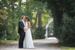 Hochzeit Schloss Schönau, Hochzeitsfotograf Wiener Neustadt, Baden bei Wien & Umgebung Ich bin Ihr Hochzeitsfotograf in Wiener Neustadt, Baden bei Wien und der Umgebung. Mit viel Erfahrung und Liebe zum Detail halte ich die schönsten Momente Ihrer Hochzeit in authentischen, emotionalen Fotos fest. Zusätzlich können Sie im Raum Wiener Neustadt, Baden bei Wien und Umgebung eine Fotobox für Ihre Feier mieten – für noch mehr Spaß und unvergessliche Erinnerungen. Vertrauen Sie auf meine Expertise, um Ihre Hochzeitsbilder perfekt in Szene zu setzen.