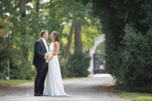 Hochzeit Schloss Schönau, Hochzeitsfotograf Wiener Neustadt, Baden bei Wien & Umgebung Ich bin Ihr Hochzeitsfotograf in Wiener Neustadt, Baden bei Wien und der Umgebung. Mit viel Erfahrung und Liebe zum Detail halte ich die schönsten Momente Ihrer Hochzeit in authentischen, emotionalen Fotos fest. Zusätzlich können Sie im Raum Wiener Neustadt, Baden bei Wien und Umgebung eine Fotobox für Ihre Feier mieten – für noch mehr Spaß und unvergessliche Erinnerungen. Vertrauen Sie auf meine Expertise, um Ihre Hochzeitsbilder perfekt in Szene zu setzen.
