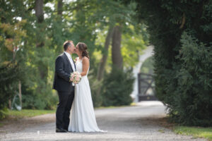 Hochzeit Schloss Schönau, Hochzeitsfotograf Wiener Neustadt, Baden bei Wien & Umgebung Ich bin Ihr Hochzeitsfotograf in Wiener Neustadt, Baden bei Wien und der Umgebung. Mit viel Erfahrung und Liebe zum Detail halte ich die schönsten Momente Ihrer Hochzeit in authentischen, emotionalen Fotos fest. Zusätzlich können Sie im Raum Wiener Neustadt, Baden bei Wien und Umgebung eine Fotobox für Ihre Feier mieten – für noch mehr Spaß und unvergessliche Erinnerungen. Vertrauen Sie auf meine Expertise, um Ihre Hochzeitsbilder perfekt in Szene zu setzen.