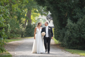 Hochzeit Schloss Schönau, Hochzeitsfotograf Wiener Neustadt, Baden bei Wien & Umgebung Ich bin Ihr Hochzeitsfotograf in Wiener Neustadt, Baden bei Wien und der Umgebung. Mit viel Erfahrung und Liebe zum Detail halte ich die schönsten Momente Ihrer Hochzeit in authentischen, emotionalen Fotos fest. Zusätzlich können Sie im Raum Wiener Neustadt, Baden bei Wien und Umgebung eine Fotobox für Ihre Feier mieten – für noch mehr Spaß und unvergessliche Erinnerungen. Vertrauen Sie auf meine Expertise, um Ihre Hochzeitsbilder perfekt in Szene zu setzen.